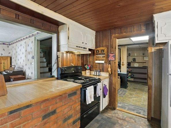 5 Circle St, Templeton MA 01436