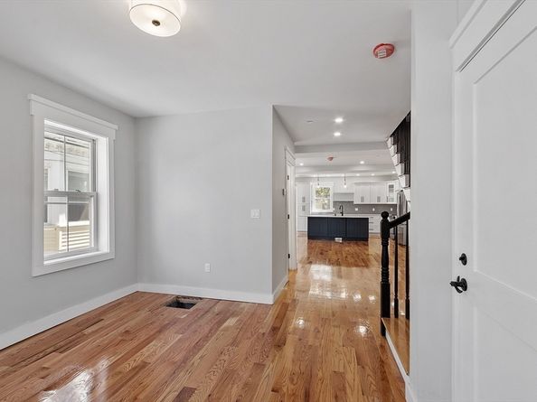 67 Essex St 1, Salem MA 01970