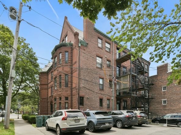 1774 Beacon St 6, Brookline MA 02445