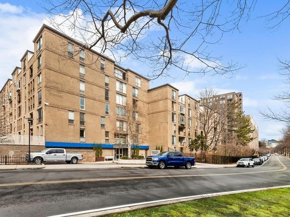 99 Pond Ave 417, Brookline MA 02445
