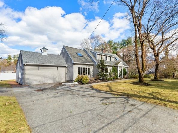 319 Lowell St, Lynnfield MA 01940