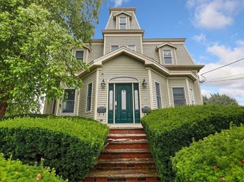13 Essex St