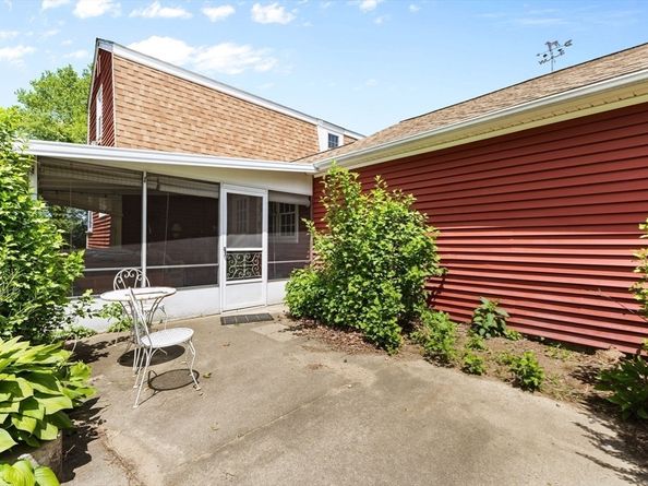 29 Saddle Dr, Bridgewater MA 02324