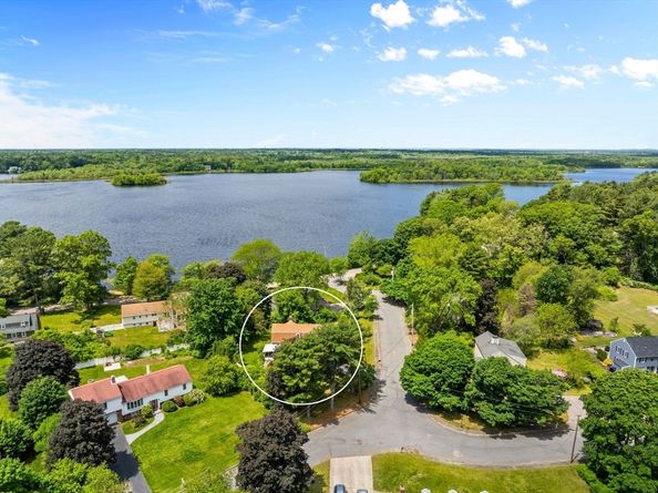 29 Saddle Dr, Bridgewater MA 02324