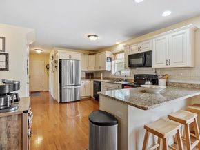 13 Ballard Ct, Leominster MA 01453