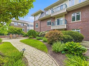 630 Hammond St 209, Brookline MA 02467