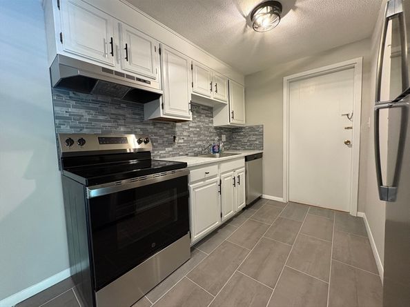1 Albert Dr 8, Woburn MA 01801