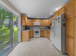 15 Mars Dr, Shrewsbury MA 01545