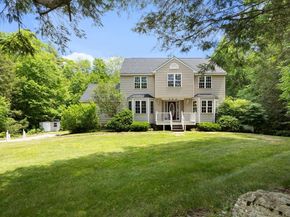 140 Paradise Ln, Sturbridge MA 01518