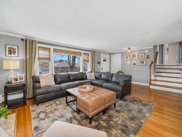 105 Macarthur Rd, Stoneham MA 02180