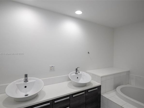 2950 NE 188th St 143, Aventura FL 33180