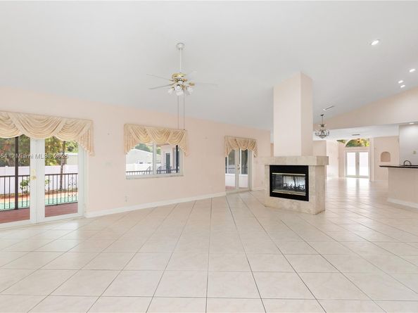 424 Bayberry Dr, Plantation FL 33317
