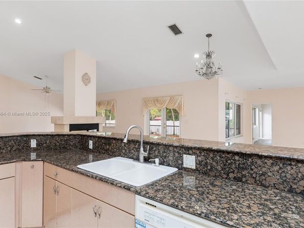 424 Bayberry Dr, Plantation FL 33317