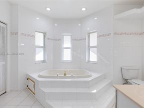 424 Bayberry Dr, Plantation FL 33317