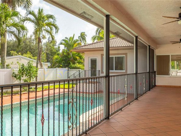 424 Bayberry Dr, Plantation FL 33317