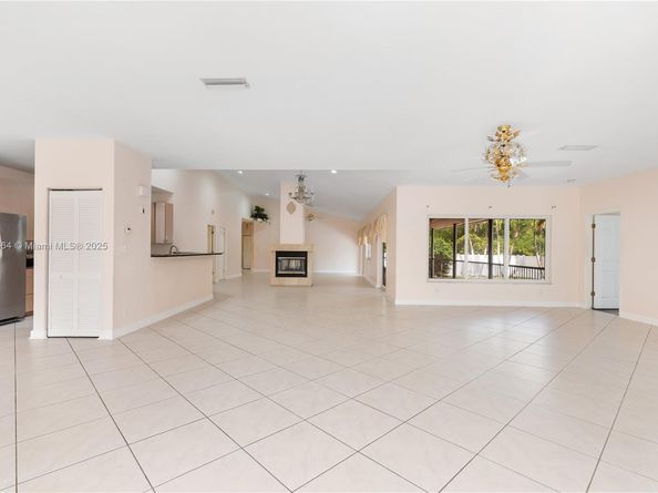 424 Bayberry Dr, Plantation FL 33317
