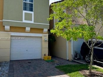 882 Pipers Cay Dr