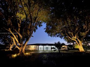 6890 Winged Foot Dr, Hialeah FL 33015