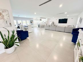 6890 Winged Foot Dr, Hialeah FL 33015