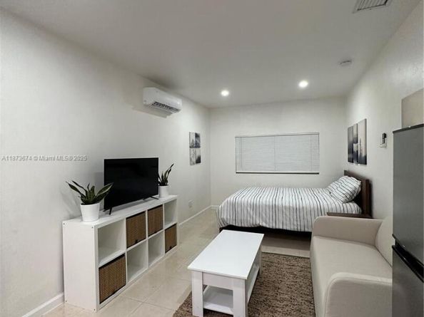 822 Avenida Hermosa, West Palm Beach FL 33405