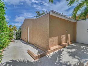 822 Avenida Hermosa, West Palm Beach FL 33405
