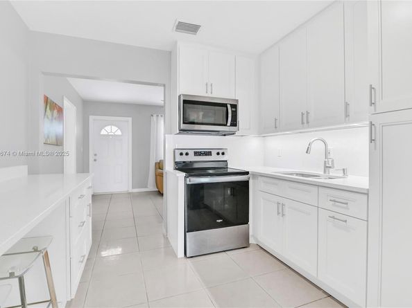 822 Avenida Hermosa, West Palm Beach FL 33405