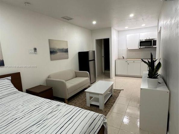 822 Avenida Hermosa, West Palm Beach FL 33405