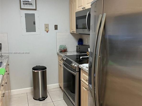 10135 NW 9th St Cir 5208, Miami FL 33172
