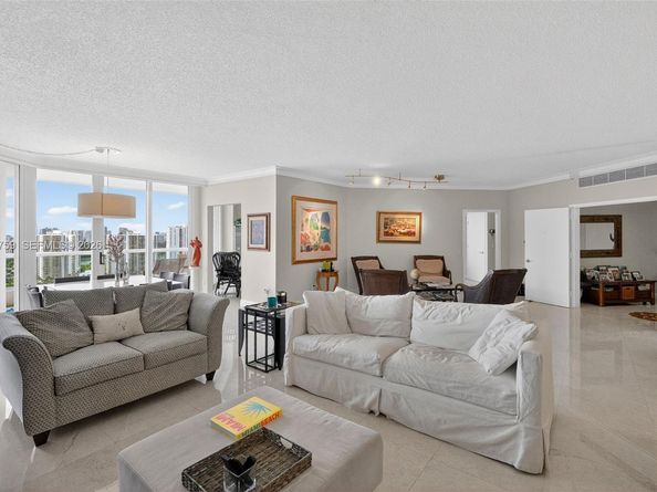 21050 Point Pl 2202, Aventura FL 33180