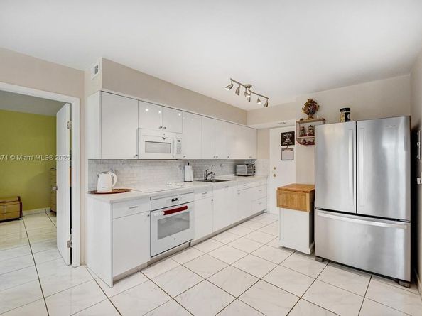 200 Diplomat Pkwy 423, Hallandale Beach FL 33009