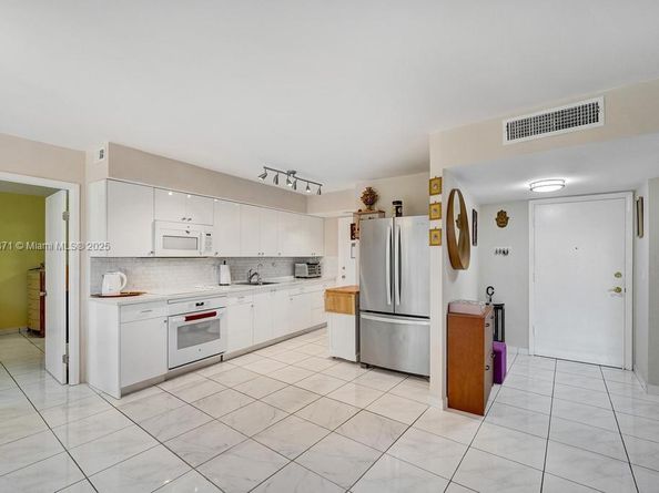 200 Diplomat Pkwy 423, Hallandale Beach FL 33009