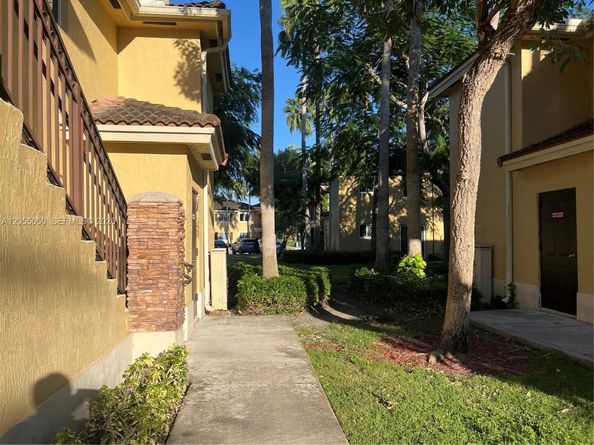985 NE 33rd Ter 104, Homestead FL 33033