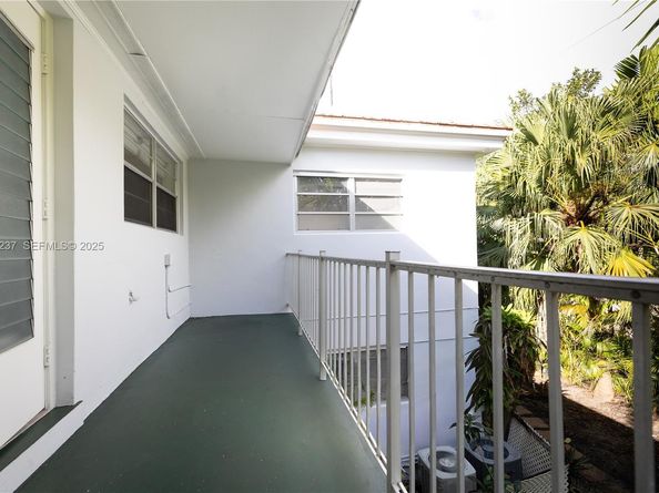 73 Edgewater Dr 3, Coral Gables FL 33133