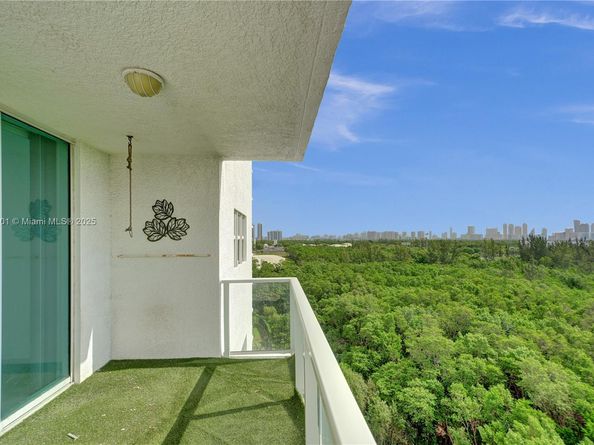 14951 Royal Oaks Ln 806, North Miami FL 33181