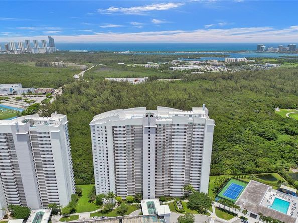 14951 Royal Oaks Ln 806, North Miami FL 33181