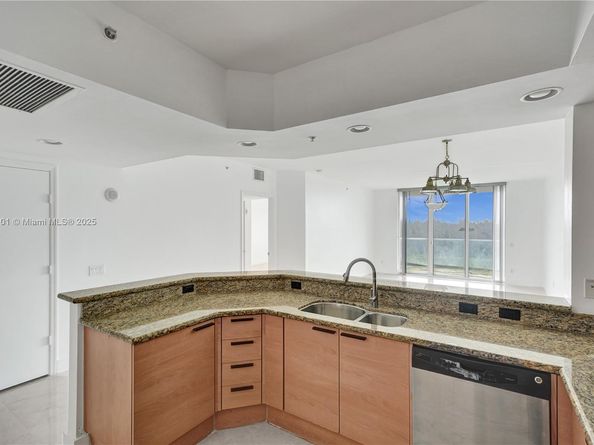 14951 Royal Oaks Ln 806, North Miami FL 33181