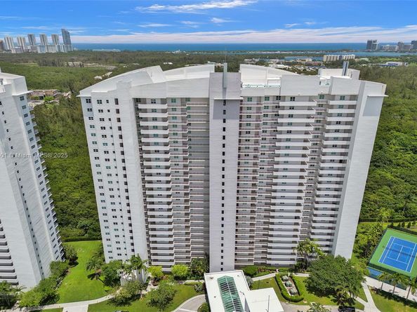14951 Royal Oaks Ln 806, North Miami FL 33181