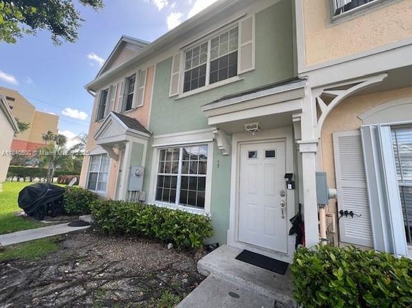 17 Simonton Cir 17, Weston FL 33326