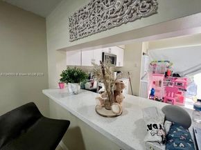 17 Simonton Cir 17, Weston FL 33326