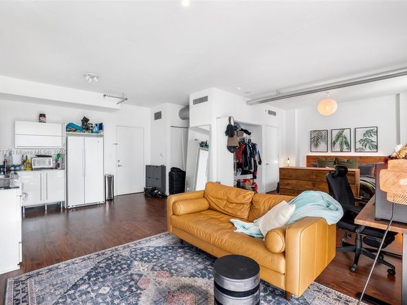 690 SW 1st Ct 2730, Miami FL 33130