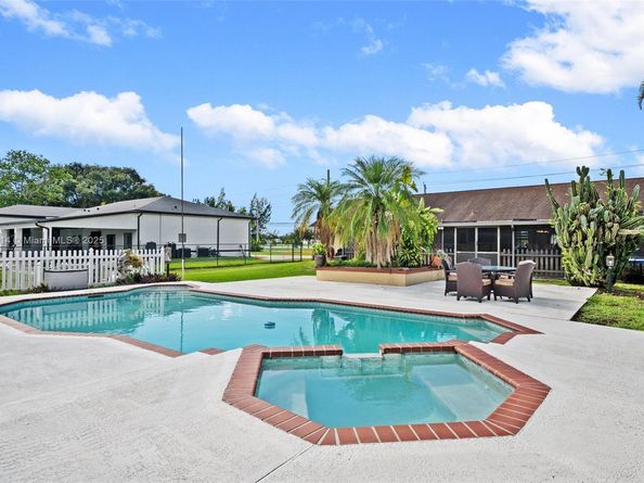 14040 SW 14th St, Davie FL 33325