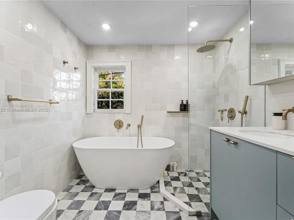 3747 Royal Palm Ave, Miami Beach FL 33140