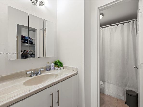 2350 NE 135th St 1006, North Miami FL 33181