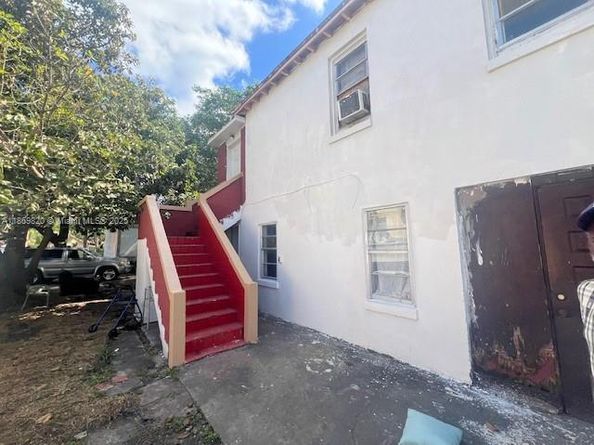 10 NW 60th St, Miami FL 33127