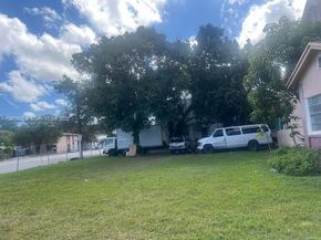 10 NW 60th St, Miami FL 33127