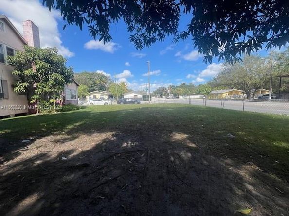 10 NW 60th St, Miami FL 33127