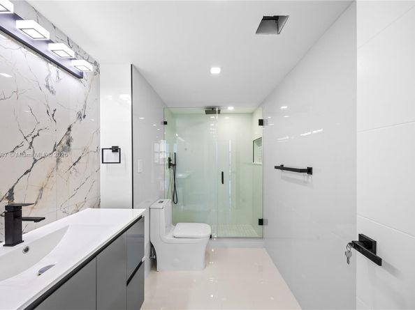 20379 W Country Club Dr 1938, Aventura FL 33180
