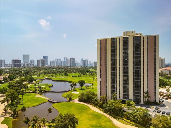 20379 W Country Club Dr 1938, Aventura FL 33180