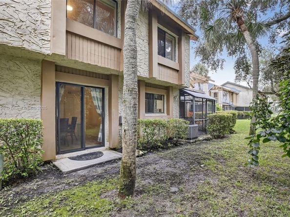 247 Wimbledon Lake Dr, Plantation FL 33324
