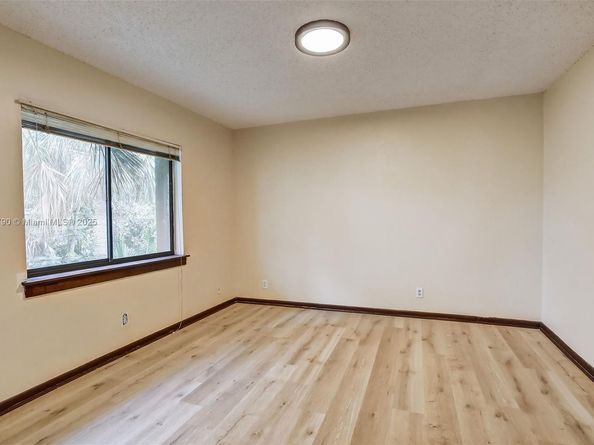 247 Wimbledon Lake Dr, Plantation FL 33324